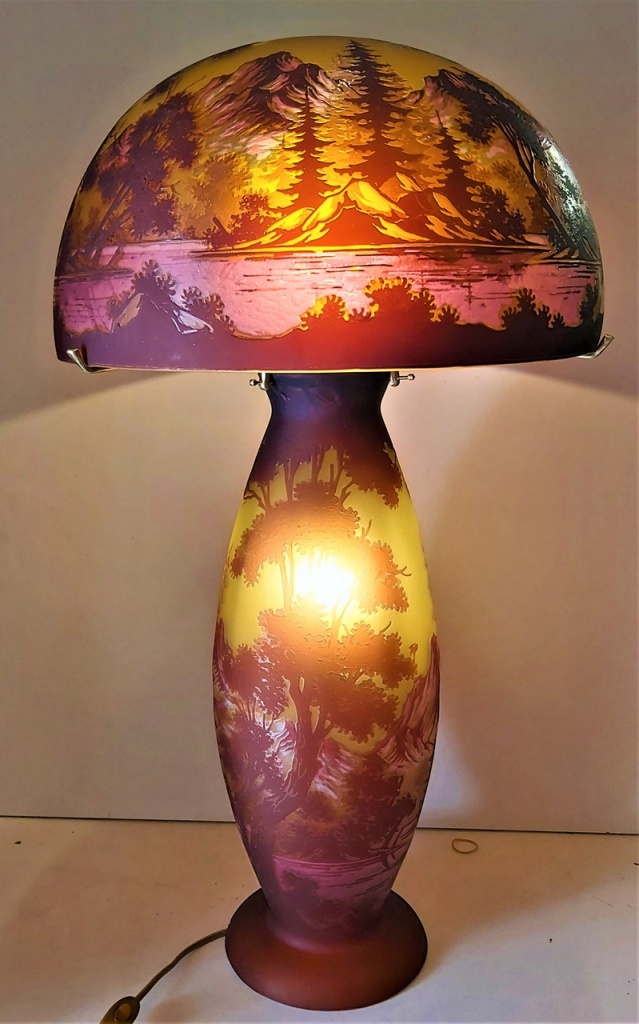 Lampe Art Nouveau en verre gravé, style Gallé, modèle Helena paysage rouge ou bleu / brun, hauteur 78 cm, largeur 42 cm